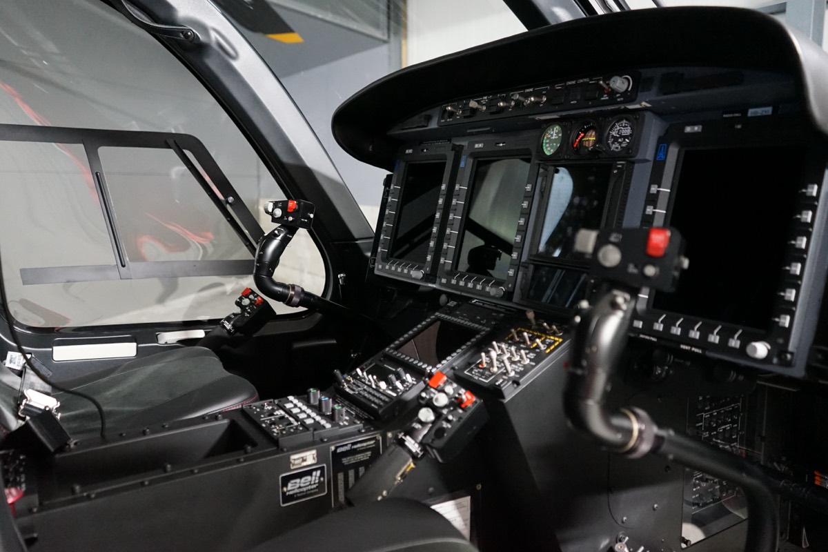 Cockpit des Bell 429 mit Glascockpit-Instrumentierung
