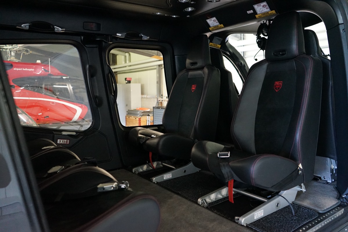 Blick in die VIP-Kabine des Bell 429 mit schwarzen Ledersitzen