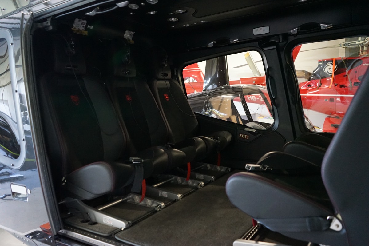 Sitzreihe in der Kabine des Bell 429 mit Blick durch die grossen Fenster