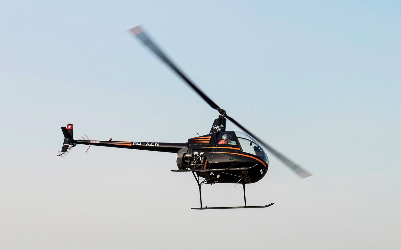 Schulungshelikopter der Airport Helicopter AHB AG im Flug