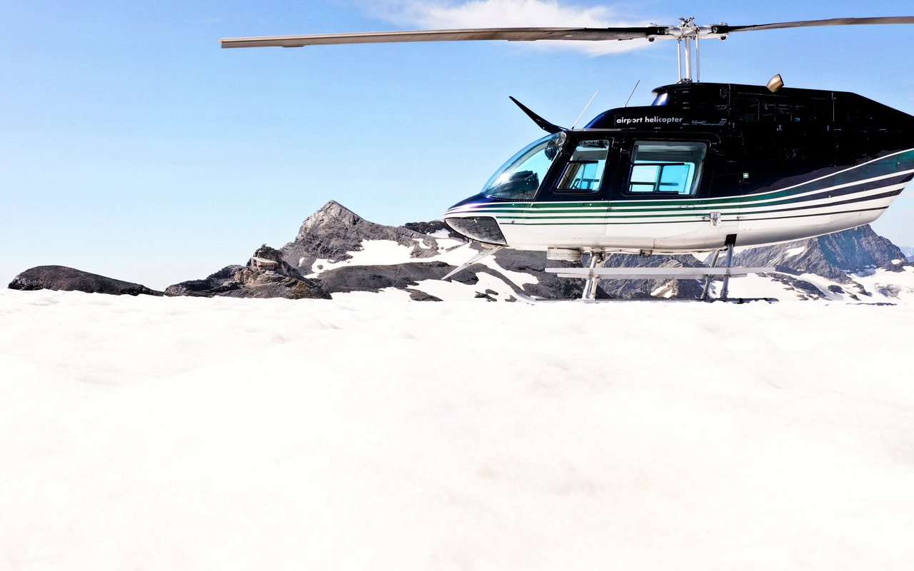 Helikopter der Airport Helicopter AHB AG nach der Landung auf einem Schneefeld