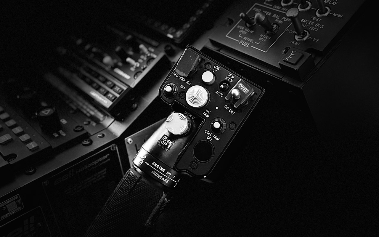 Collective mit Bedienelementen im Cockpit eines Bell 429, Schwarzweissaufnahme