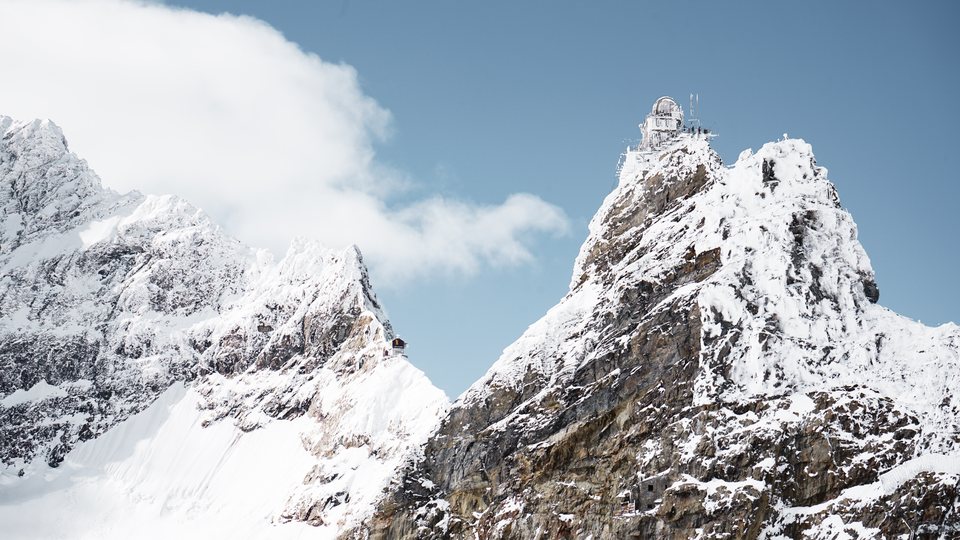 Verschneite Gipfel aus der Luft