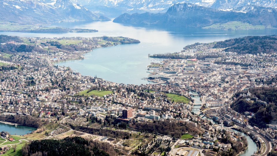 Luftaufnahme der Stadt Luzern mit Reuss, Vierwaldstättersee und Alpenkette