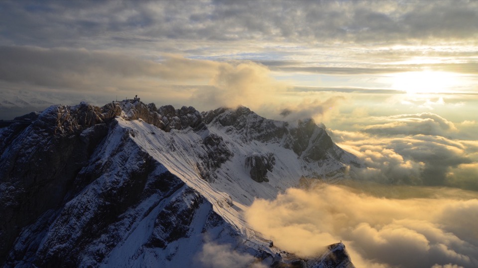 Der Gipfelgrat des Pilatus mit Pilatus Kulm über dem Nebelmeer im Abendlicht