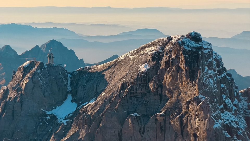 Der verschneite Gipfelgrat des Titlis im Abendlicht, aus der Luft